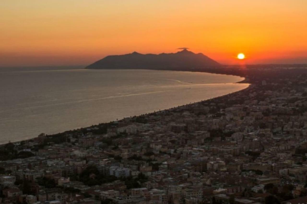 Art Deco City Center Near The Beach! Terracina Buitenkant foto